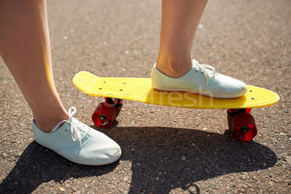 Stockfoto: Vrouwelijke · voeten · paardrijden · kort · skateboard