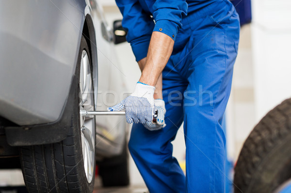 [[stock_photo]]: Mécanicien · tournevis · voiture · pneu · Ouvrir · la · réparation