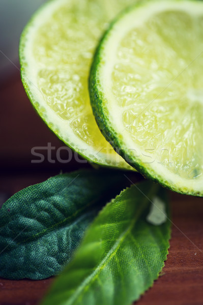 石灰 片 木桌 水果 柑橘 商業照片 © dolgachov