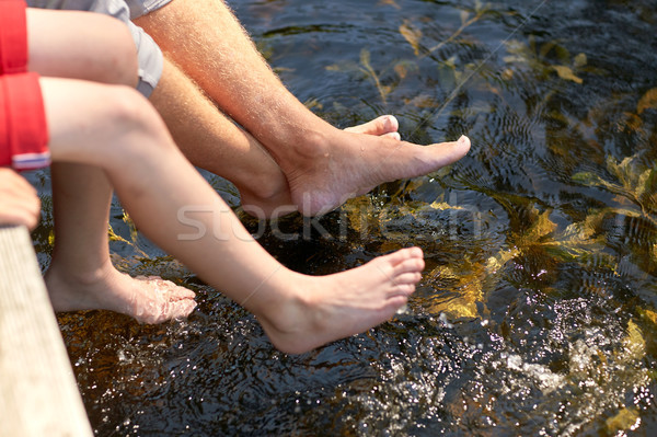 Grand-père petit-fils séance rivière famille génération Photo stock © dolgachov