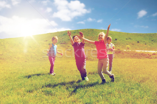 Gruppe glücklich Kinder läuft Freien Sommer Stock foto © dolgachov