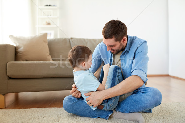 Apa fia játszik szórakozás otthon család gyermekkor Stock fotó © dolgachov