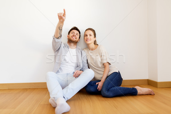 Heureux couple salle vide nouvelle maison hypothèque personnes Photo stock © dolgachov