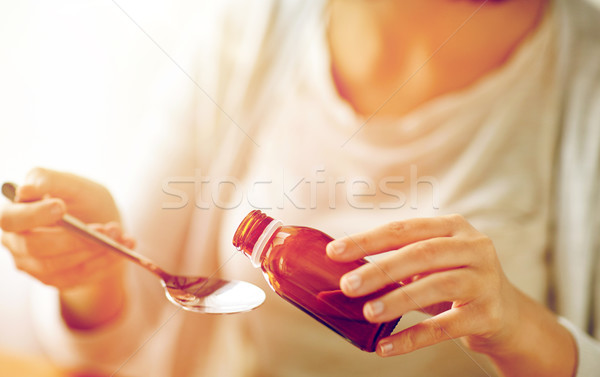 Mujer medicina botella cuchara salud Foto stock © dolgachov
