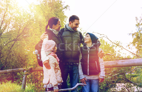 Stockfoto: Gelukkig · gezin · wandelen · reizen · toerisme · wandelen · mensen