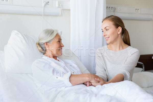 Dochter senior moeder ziekenhuis geneeskunde familie Stockfoto © dolgachov