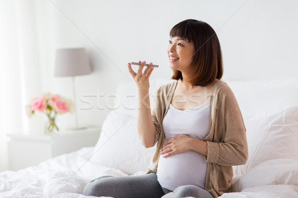 Femeie gravida voce smartphone sarcină maternitate Imagine de stoc © dolgachov