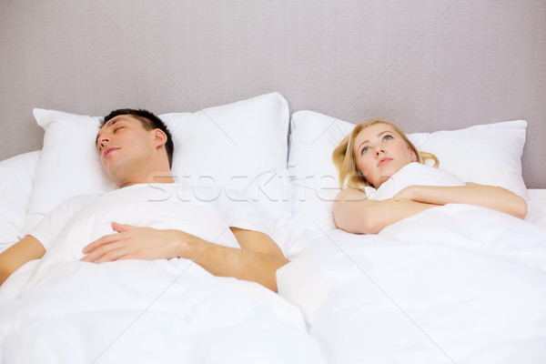 Fericit cuplu dormit pat hotel călători Imagine de stoc © dolgachov