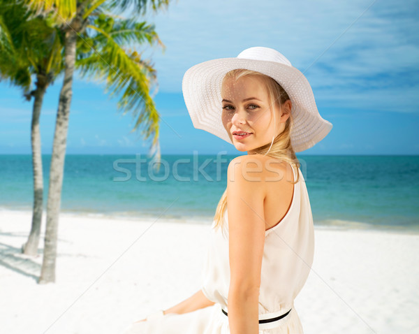 Femeie frumoasa vară în aer liber vacanta de vara stil de viaţă Imagine de stoc © dolgachov