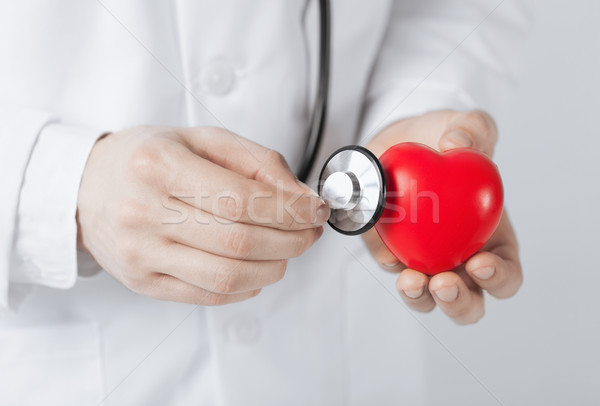 Uomo mani cuore medici salute Foto d'archivio © dolgachov