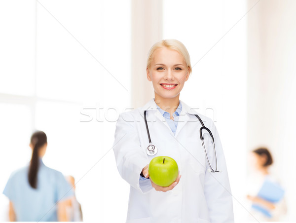 Glimlachend vrouwelijke arts groene appel gezondheidszorg Stockfoto © dolgachov