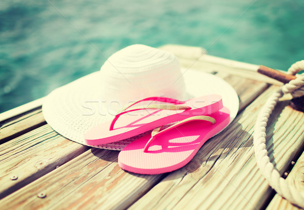 Közelkép kalap házi cipők vízpart tengerpart nyár Stock fotó © dolgachov