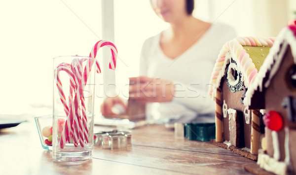 Stockfoto: Vrouw · peperkoek · huizen · koken