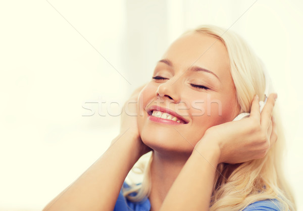 微笑 年輕的女孩 頭戴耳機 家 技術 音樂 商業照片 © dolgachov
