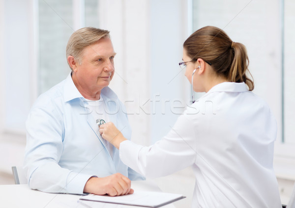 Vrouwelijke arts oude man luisteren hartslag gezondheidszorg Stockfoto © dolgachov