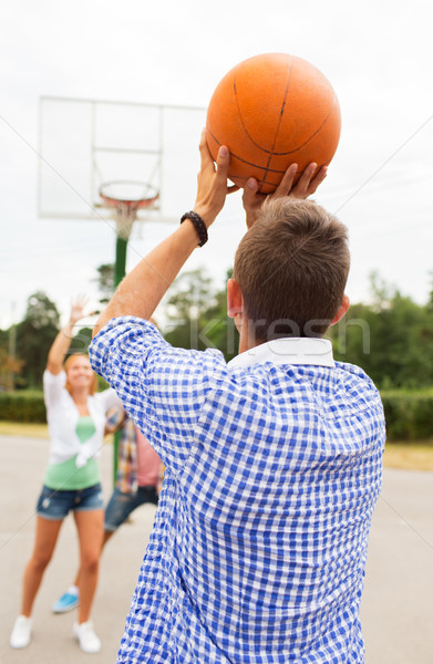 Groep gelukkig tieners spelen basketbal zomervakantie Stockfoto © dolgachov
