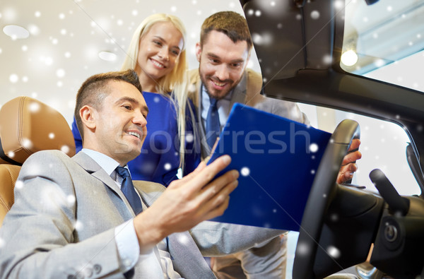 [[stock_photo]]: Heureux · couple · Auto · montrent · salon