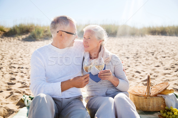 Zdjęcia stock: Szczęśliwy · starszy · para · mówić · lata · plaży · rodziny