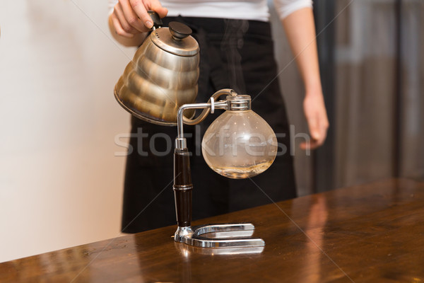 Vrouw koffiezetapparaat pot uitrusting coffeeshop Stockfoto © dolgachov