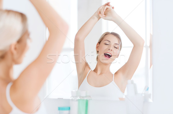 Nő ásít tükör fürdőszoba reggel ébredés Stock fotó © dolgachov