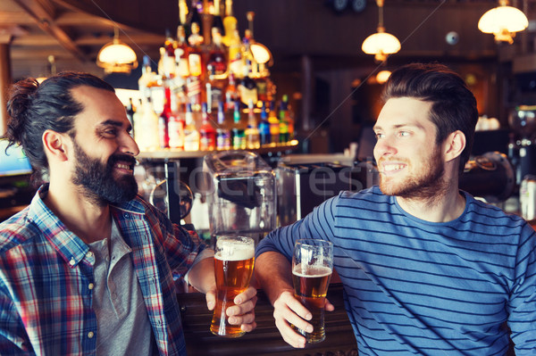 Feliz masculina amigos potable cerveza bar Foto stock © dolgachov