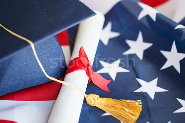 Burlac pălărie diplomă American Flag educaţie absolvire Imagine de stoc © dolgachov