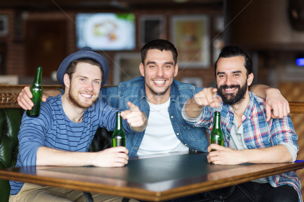 Stock foto: Glücklich · männlich · Freunde · trinken · Bier · bar