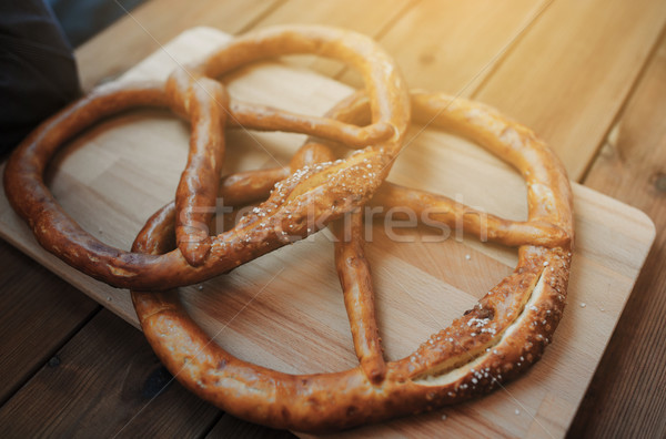關閉 二 椒鹽脆餅 木桌 食品 商業照片 © dolgachov
