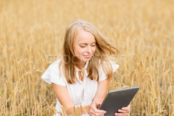 Stock fotó: Boldog · fiatal · nő · táblagép · gabonapehely · mező · nyár