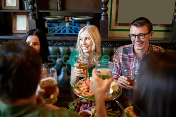 Stok fotoğraf: Arkadaşlar · yemek · içme · bira · restoran · boş