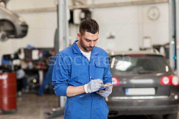 Autószerelő férfi vágólap autó műhely szolgáltatás Stock fotó © dolgachov