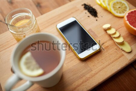 Smartphone ceaşcă lămâie ceai miere ghimbir Imagine de stoc © dolgachov