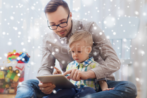 Apa fia táblagép játszik otthon család gyermekkor Stock fotó © dolgachov