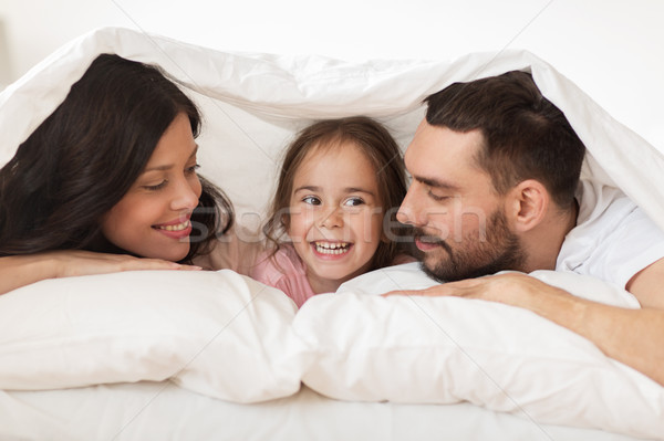 Gelukkig gezin bed deken home mensen liefde Stockfoto © dolgachov