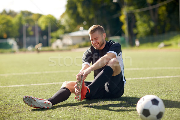 Herido futbolista pelota campo de fútbol deporte fútbol Foto stock © dolgachov