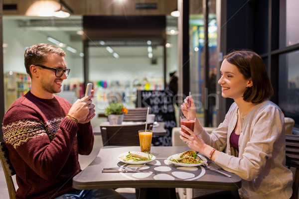 Fericit cuplu cină vegan restaurant tehnologie Imagine de stoc © dolgachov