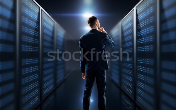 Om de afaceri serverul cameră oameni de afaceri tehnologie costum Imagine de stoc © dolgachov