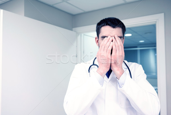 Triste choro médico do sexo masculino hospital pessoas medicina Foto stock © dolgachov
