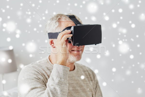 Oude man virtueel realiteit hoofdtelefoon 3d-bril technologie Stockfoto © dolgachov
