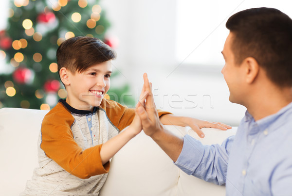 счастливым отцом сына high five Рождества семьи жест Сток-фото © dolgachov
