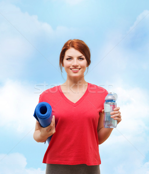 Glimlachend meisje fles water fitness Stockfoto © dolgachov