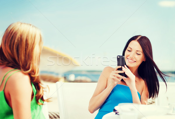Lányok elvesz fotó kávézó tengerpart nyár Stock fotó © dolgachov