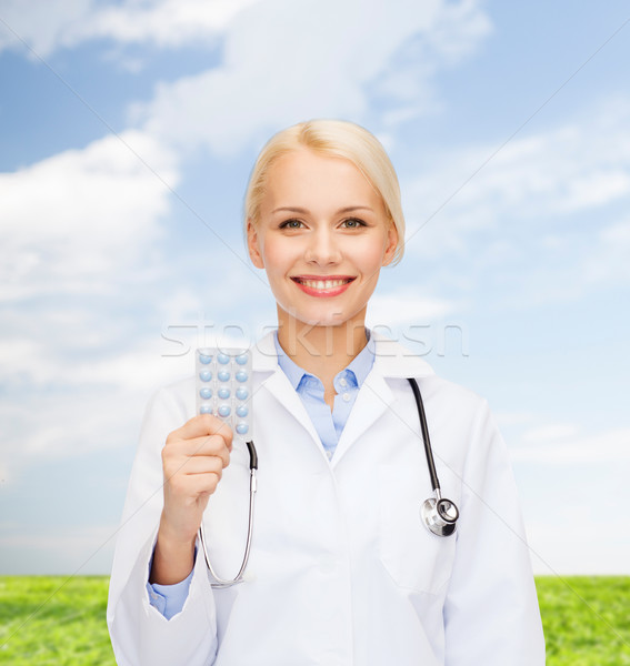 Sonriendo femenino médico pastillas salud medicina Foto stock © dolgachov