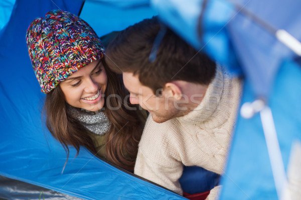 Glimlachend paar toeristen naar uit tent Stockfoto © dolgachov