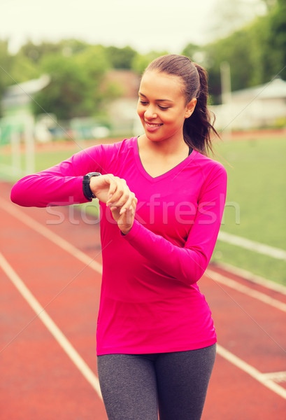 微笑 年輕女子 心臟率 看 運動 健身 商業照片 © dolgachov
