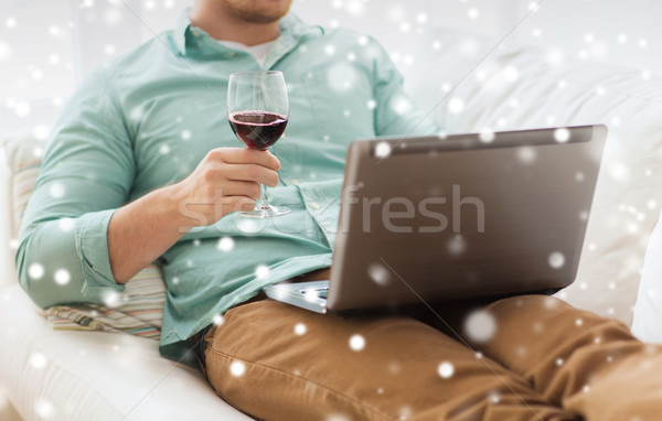 Om laptop sticlă de vin tehnologie băuturi Imagine de stoc © dolgachov