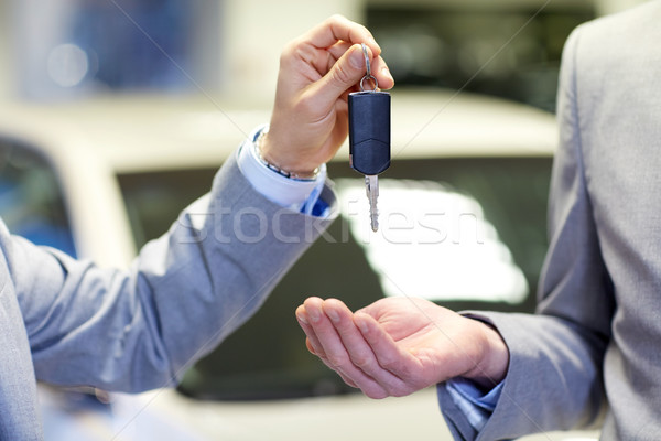 關閉 男 手 車鑰匙 汽車 沙龍 商業照片 © dolgachov