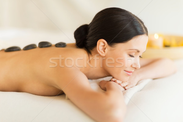 Vrouw spa hot stenen foto salon Stockfoto © dolgachov
