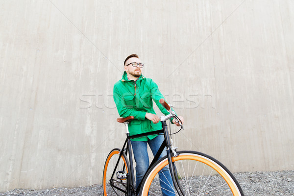Boldog fiatal hipszter férfi fix viselet Stock fotó © dolgachov