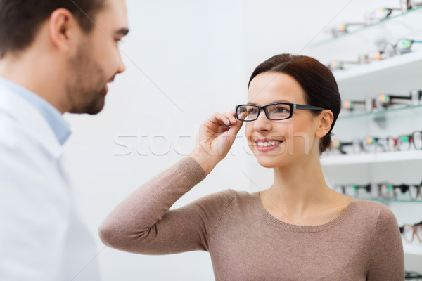 Stock foto: Frau · Auswahl · Gläser · Optik · Laden · Gesundheitspflege